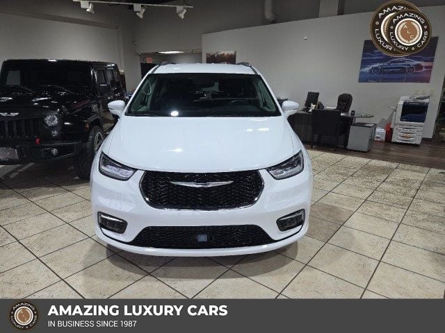 2022 Chrysler Pacifica Touring L's photo