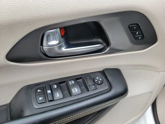 2022 Chrysler Pacifica Touring L Van 4D - 22924044 - 19