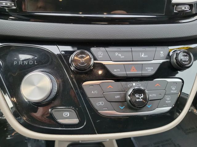 2022 Chrysler Pacifica Touring L Van 4D - 22924044 - 27