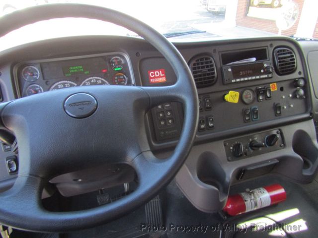 2022 Freightliner M2 106  - 22902395 - 32