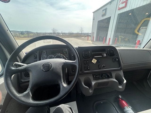 2022 Freightliner M2 106  - 22801654 - 18