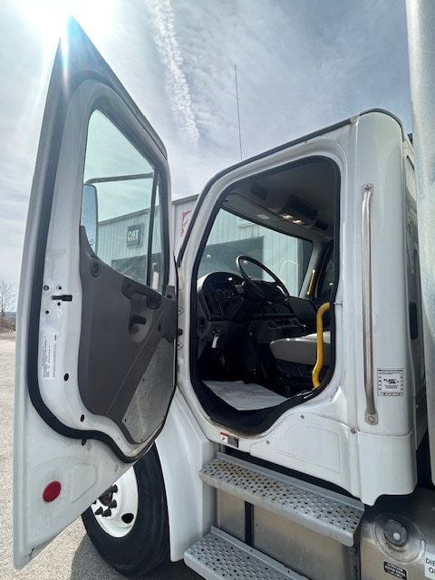 2022 Freightliner M2 106  - 22801654 - 6