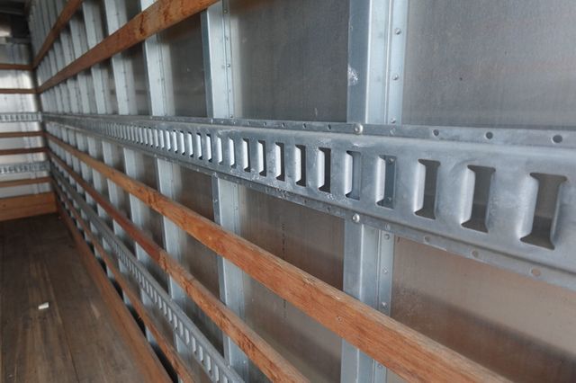 2022 Isuzu NPR HD (18ft Box with Lift Gate) - 22935971 - 18