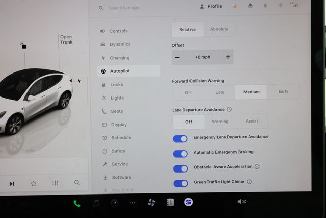 2022 Tesla Model Y Long Range AWD with B&W Premium Interior and Acceleration Boost - 22939231 - 17