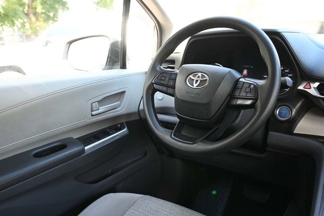2022 Toyota Sienna LE FWD 8-Passenger - 22925026 - 22