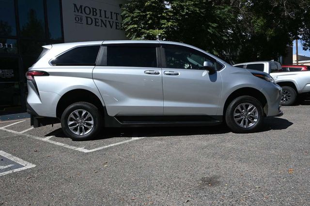 2022 Toyota Sienna LE FWD 8-Passenger - 22925026 - 4