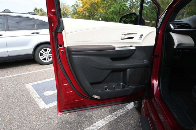 2022 Toyota Sienna Platinum AWD 7-Passenger - 22929824 - 28
