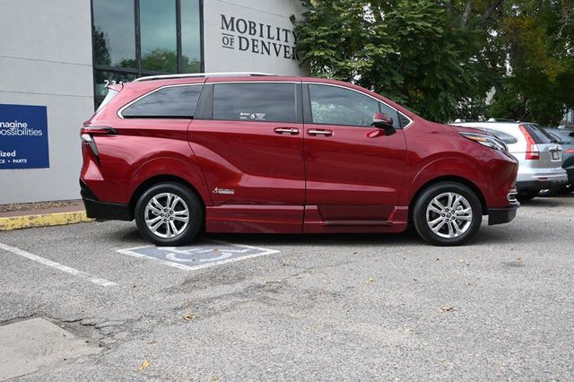 2022 Toyota Sienna Platinum AWD 7-Passenger - 22929824 - 4