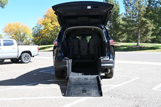 2022 Toyota Sienna XLE Handicap Mobility Van - 22926995 - 17