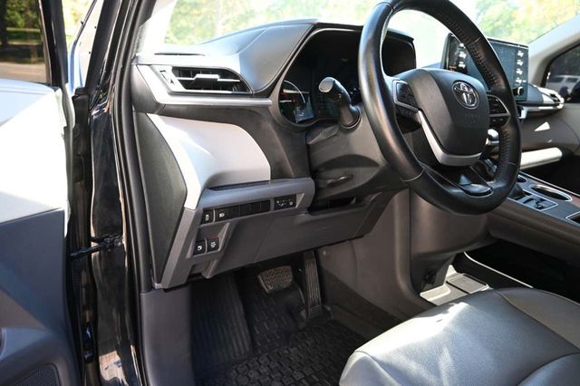 2022 Toyota Sienna XLE Handicap Mobility Van - 22926995 - 31