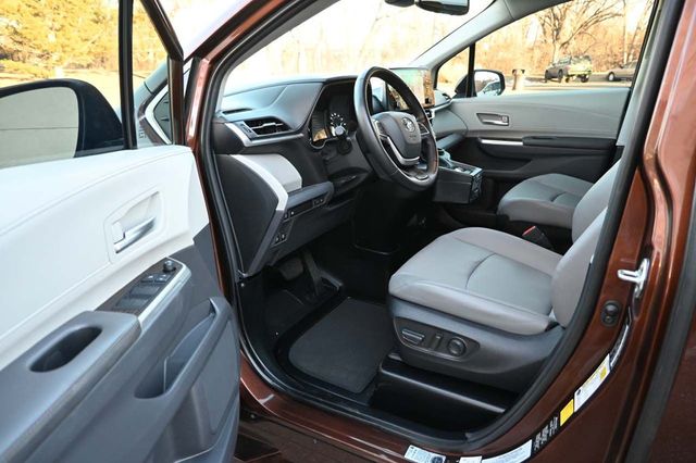 2022 Toyota Sienna XLE Mobility Handicap Van - 22752615 - 11