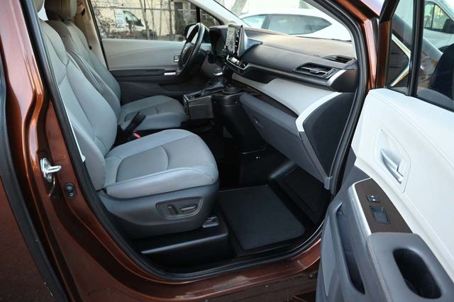 2022 Toyota Sienna XLE Mobility Handicap Van - 22752615 - 13