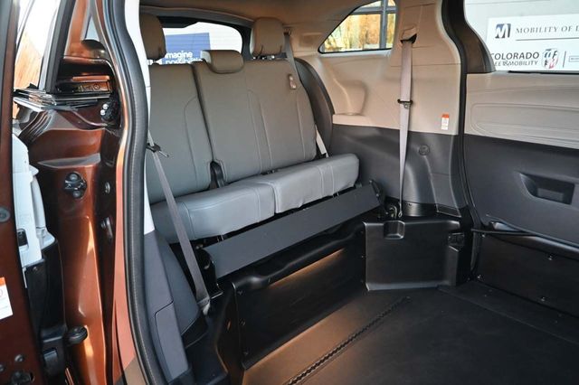 2022 Toyota Sienna XLE Mobility Handicap Van - 22752615 - 16