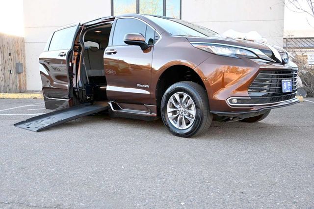 2022 Toyota Sienna XLE Mobility Handicap Van - 22752615 - 1