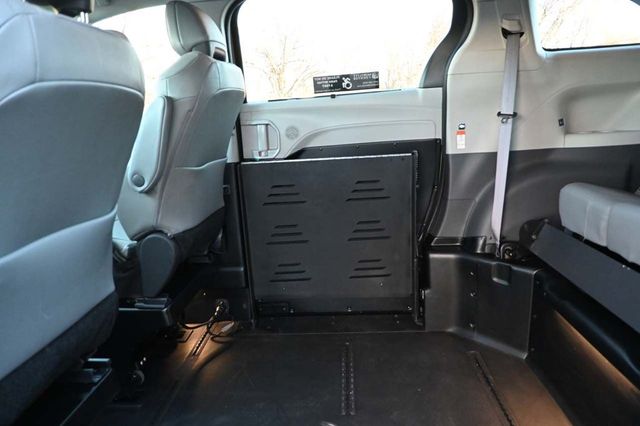2022 Toyota Sienna XLE Mobility Handicap Van - 22752615 - 27
