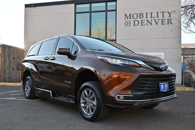 2022 Toyota Sienna XLE Mobility Handicap Van - 22752615 - 2