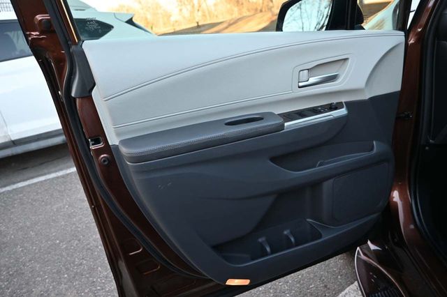 2022 Toyota Sienna XLE Mobility Handicap Van - 22752615 - 30