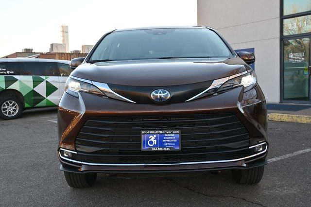 2022 Toyota Sienna XLE Mobility Handicap Van - 22752615 - 3