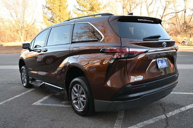 2022 Toyota Sienna XLE Mobility Handicap Van - 22752615 - 7