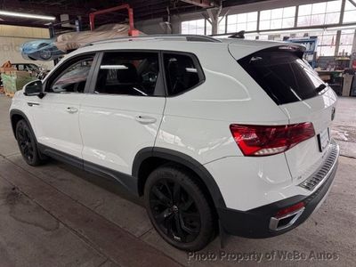 2022 Volkswagen Taos SE's photo