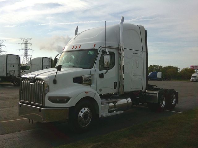 2022 Western Star 49XSLP sleeper 2022 WESTERN STAR 49X DOUBLE BUNK SLEEPER - 22608381 - 0