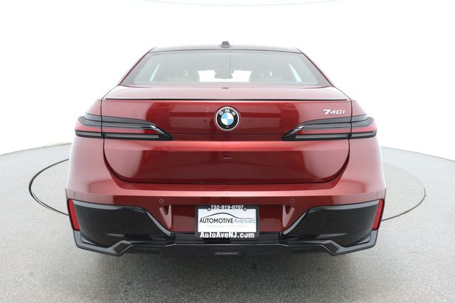 2023 BMW 7 Series 740i w/ B&W Diamond Surround Sound & Driving Assistance Pro. Pkg - 22834047 - 4
