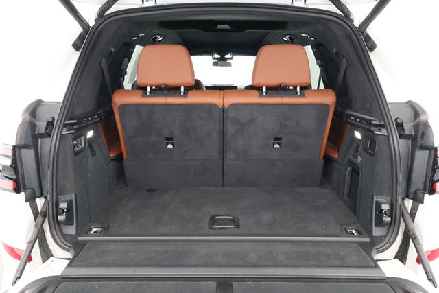 2023 BMW X7 M60i SAV w/ Executive & Driving Assistance Professional Packages - 22873845 - 21