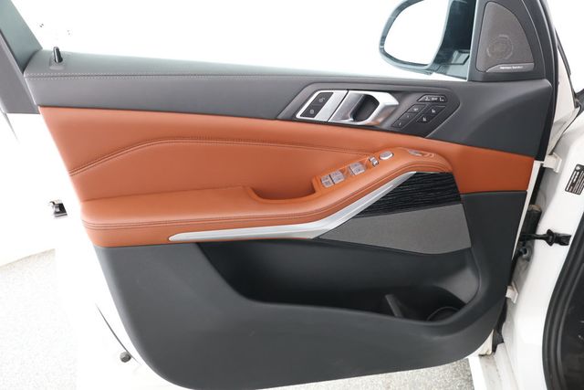 2023 BMW X7 M60i SAV w/ Executive & Driving Assistance Professional Packages - 22873845 - 8