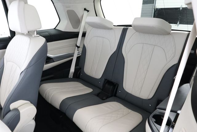 2023 BMW X7 M60i SAV with Full Merino Leather & Driving Assistance Pro. Pkg - 22828715 - 25