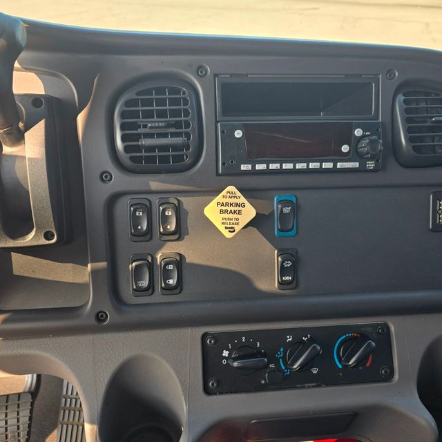 2023 Freightliner M2 106  - 22591323 - 15