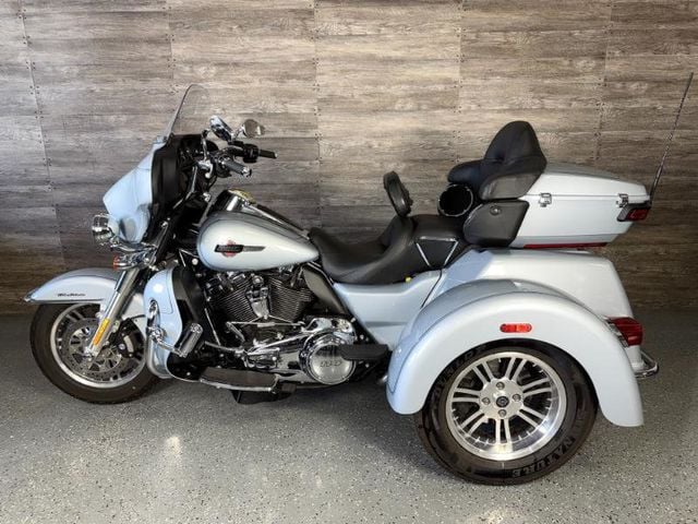 2023 Harley-Davidson FLHTCUTG Triglide Ultra Classic One Owner! - 22928274 - 11