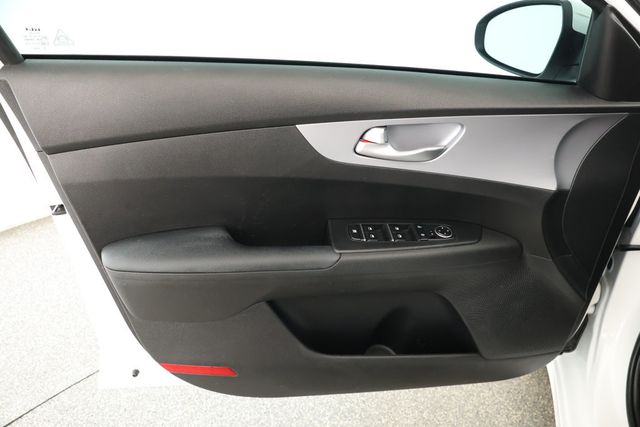2023 Kia Forte LXS IVT - 22927998 - 7