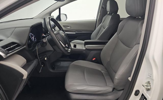 2023 Toyota Sienna XLE FWD 8-Passenger - 22936351 - 3