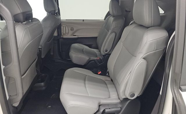 2023 Toyota Sienna XLE FWD 8-Passenger - 22936351 - 4