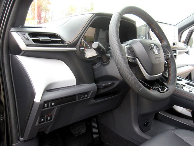 2023 Toyota Sienna XSE FWD 7-Passenger - 22938055 - 18