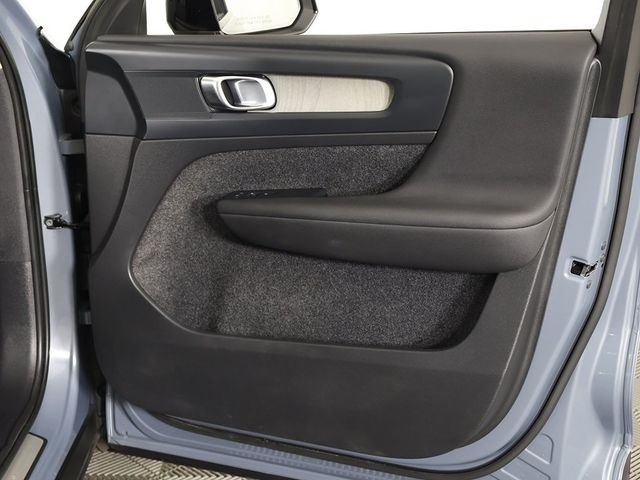 2023 Volvo XC40 B5 AWD Plus Dark Theme - 22932808 - 10