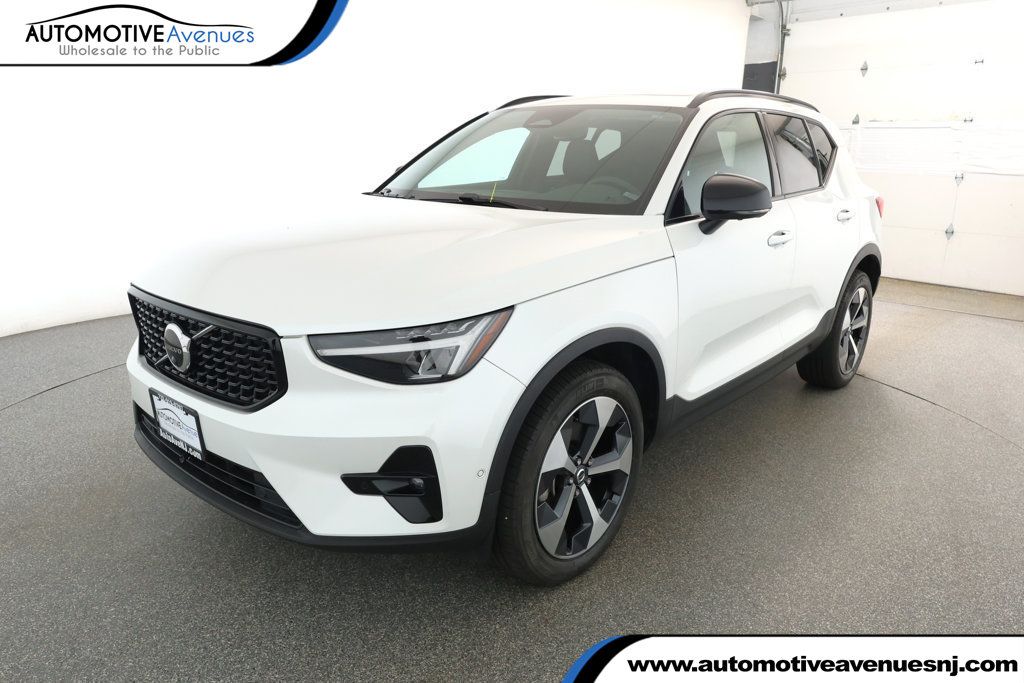 2023 Volvo XC40 B5 AWD Plus Dark Theme - 22893622 | Video 1