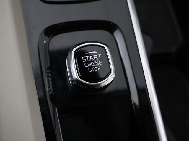 2023 Volvo XC60 B5 AWD Plus Dark Theme - 22931786 - 43