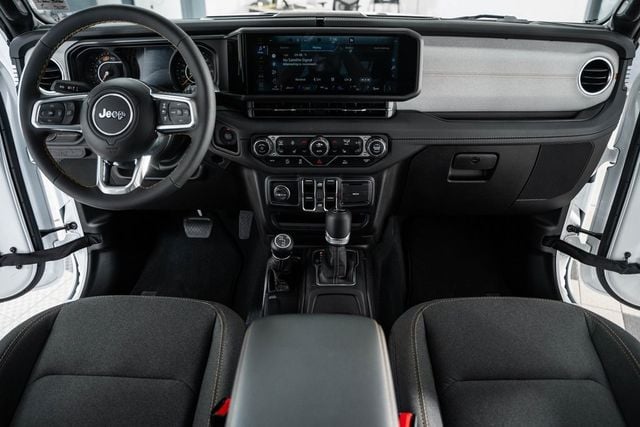 2024 Jeep Wrangler Sahara - 22801334 - 32