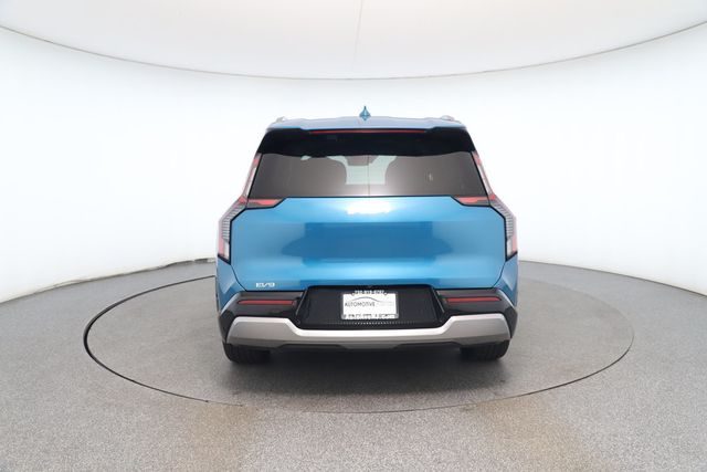 2024 Kia EV9 Land AWD with 2nd Row VIP Relaxation Package - 22874634 - 3