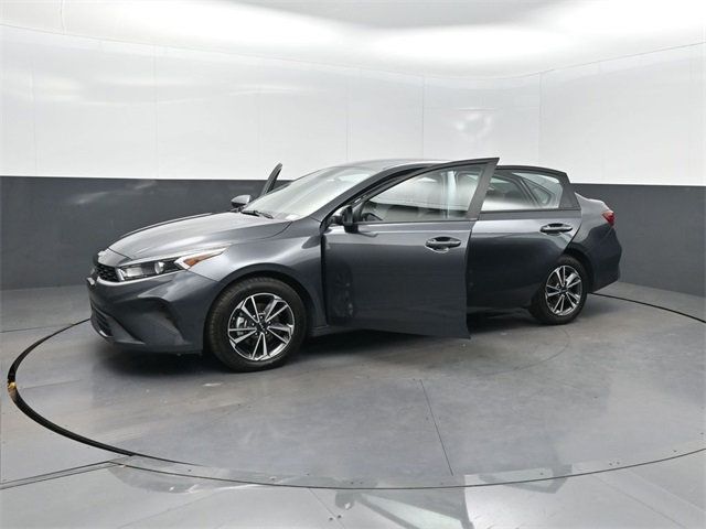 2024 Kia Forte LXS IVT - 22936333 - 31