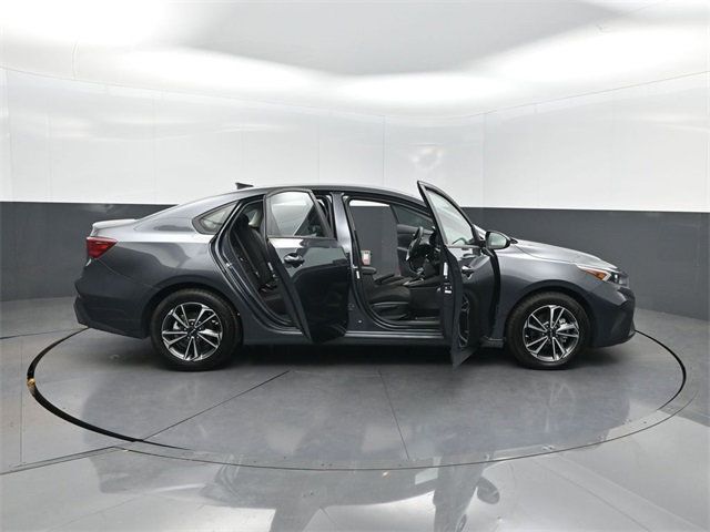 2024 Kia Forte LXS IVT - 22936333 - 32