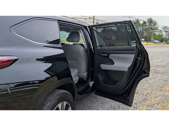 2024 Toyota Highlander XLE FWD - 22912338 - 11