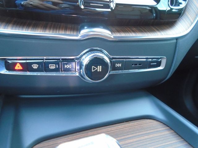 2024 Volvo XC60 Recharge Plug-In Hybrid T8 eAWD PHEV Ultimate Dark Theme - 22937661 - 22