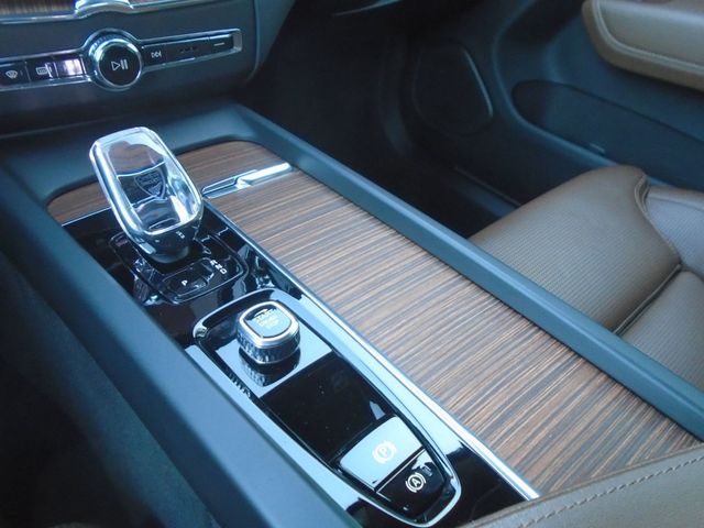 2024 Volvo XC60 Recharge Plug-In Hybrid T8 eAWD PHEV Ultimate Dark Theme - 22937661 - 23