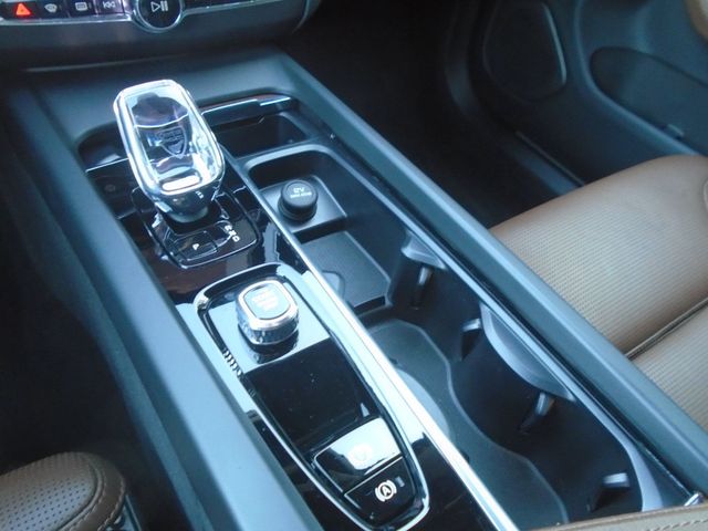 2024 Volvo XC60 Recharge Plug-In Hybrid T8 eAWD PHEV Ultimate Dark Theme - 22937661 - 24