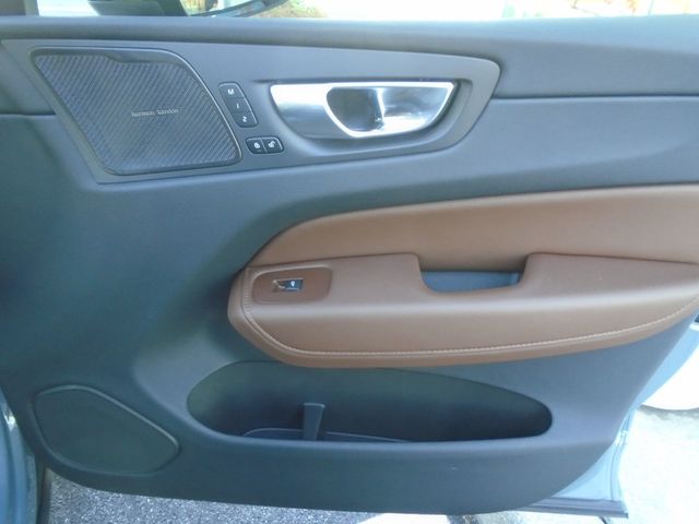 2024 Volvo XC60 Recharge Plug-In Hybrid T8 eAWD PHEV Ultimate Dark Theme - 22937661 - 28