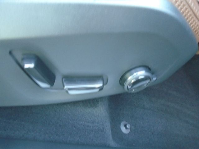 2024 Volvo XC60 Recharge Plug-In Hybrid T8 eAWD PHEV Ultimate Dark Theme - 22937661 - 30