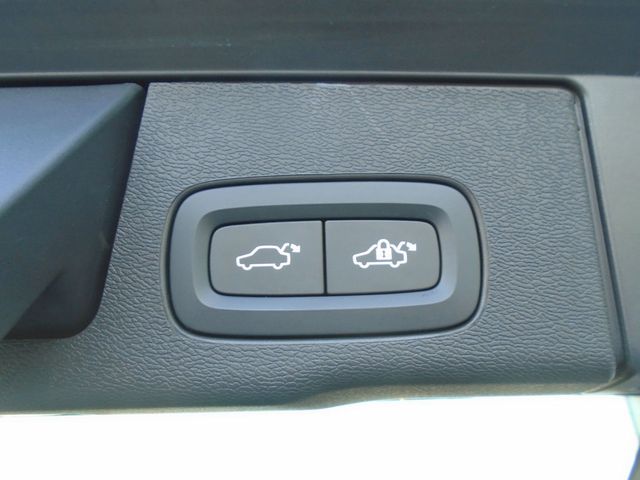 2024 Volvo XC60 Recharge Plug-In Hybrid T8 eAWD PHEV Ultimate Dark Theme - 22937661 - 42