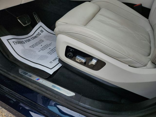 2025 BMW X7 M60i SAV w/ B&W Diamond SS & Driving Assistance Professional Pkg - 22934290 - 9